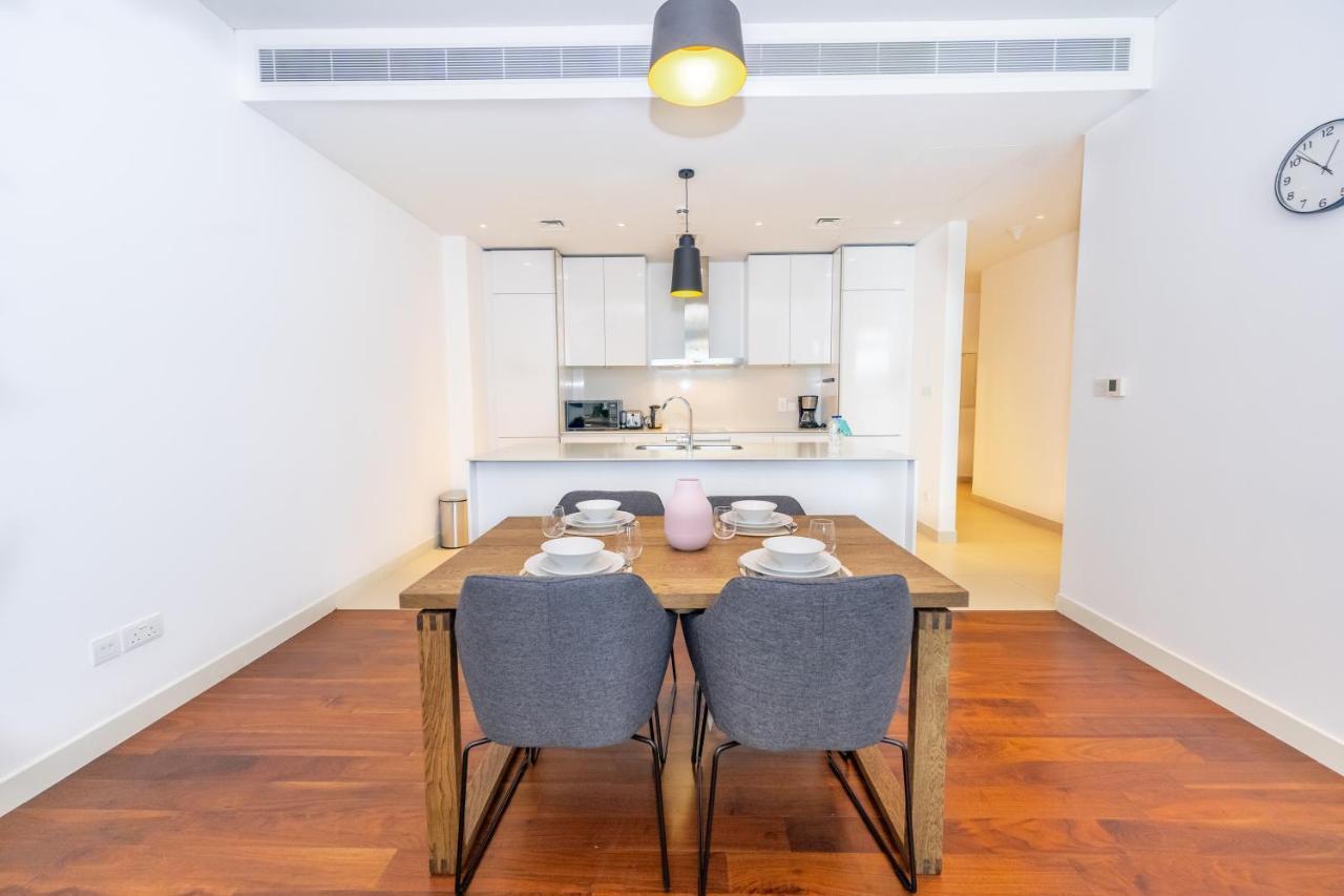 Fam Living - Walk - Urban Staycations Apartment