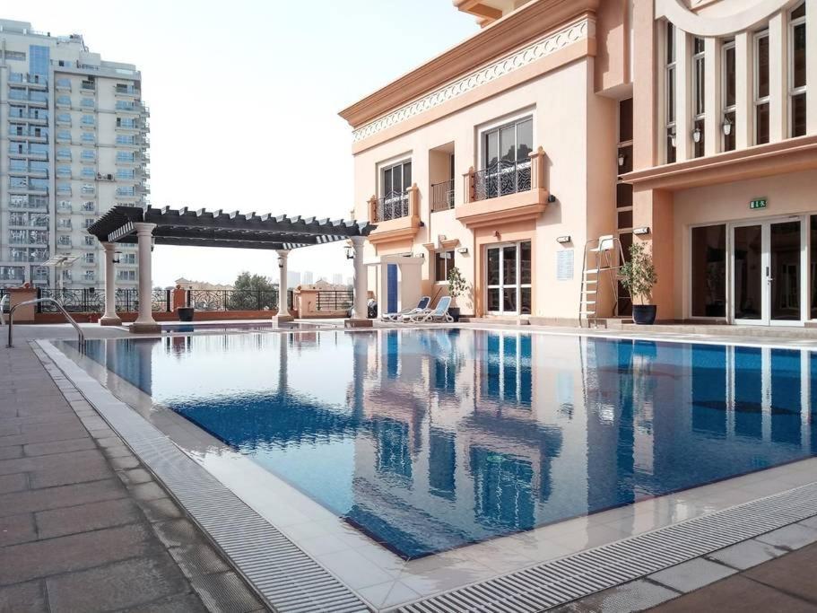 Frank Porter - Canal Apartment Dubai