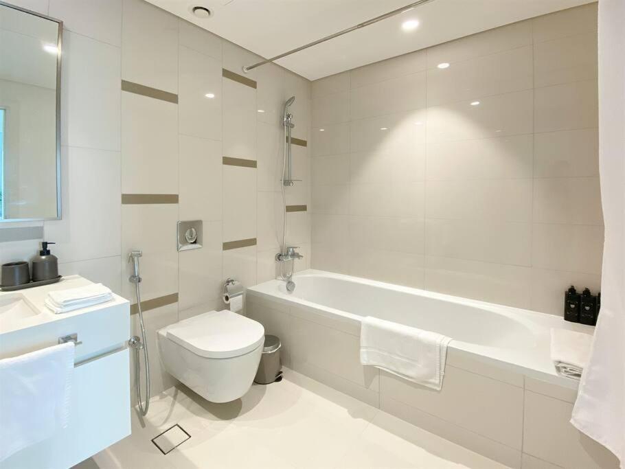Trophy 2bdr Sandy Shores Retreat With Panoramic Sea View & Private Access Apartment *