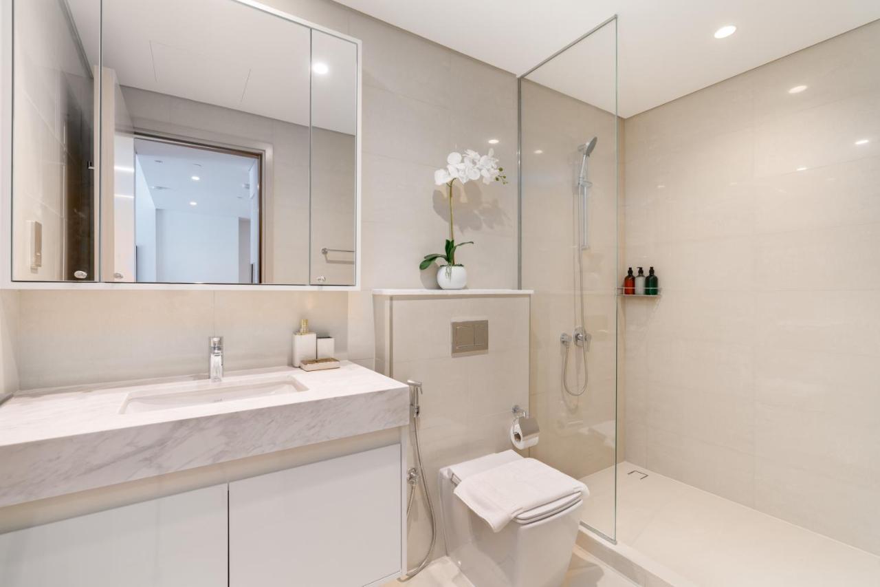 Ultimate / 5 Min Walk From Mall / Brand New / Downtown Daire *