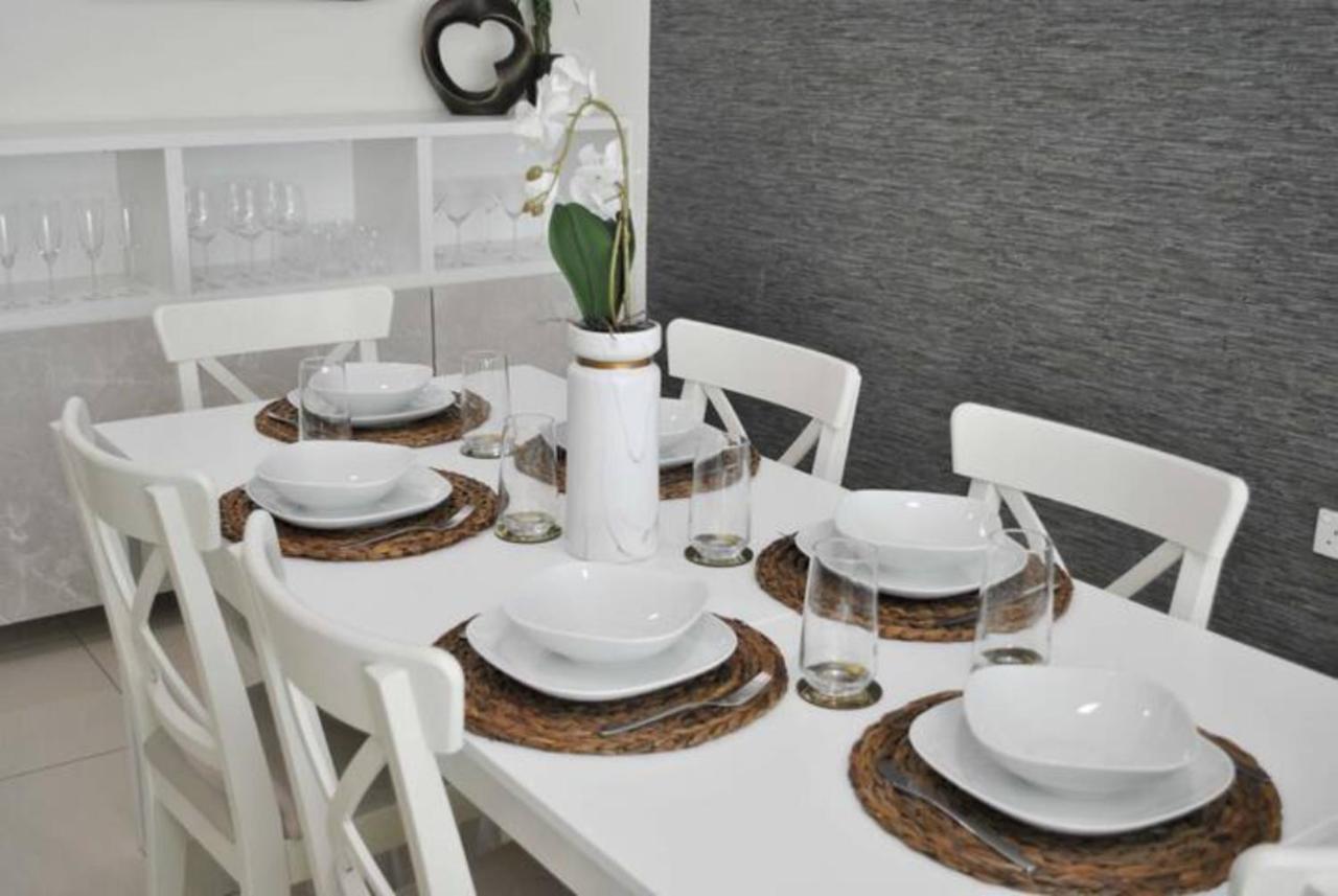 Relaxing 2br Haven In Marina Perfect Location & Amenities *