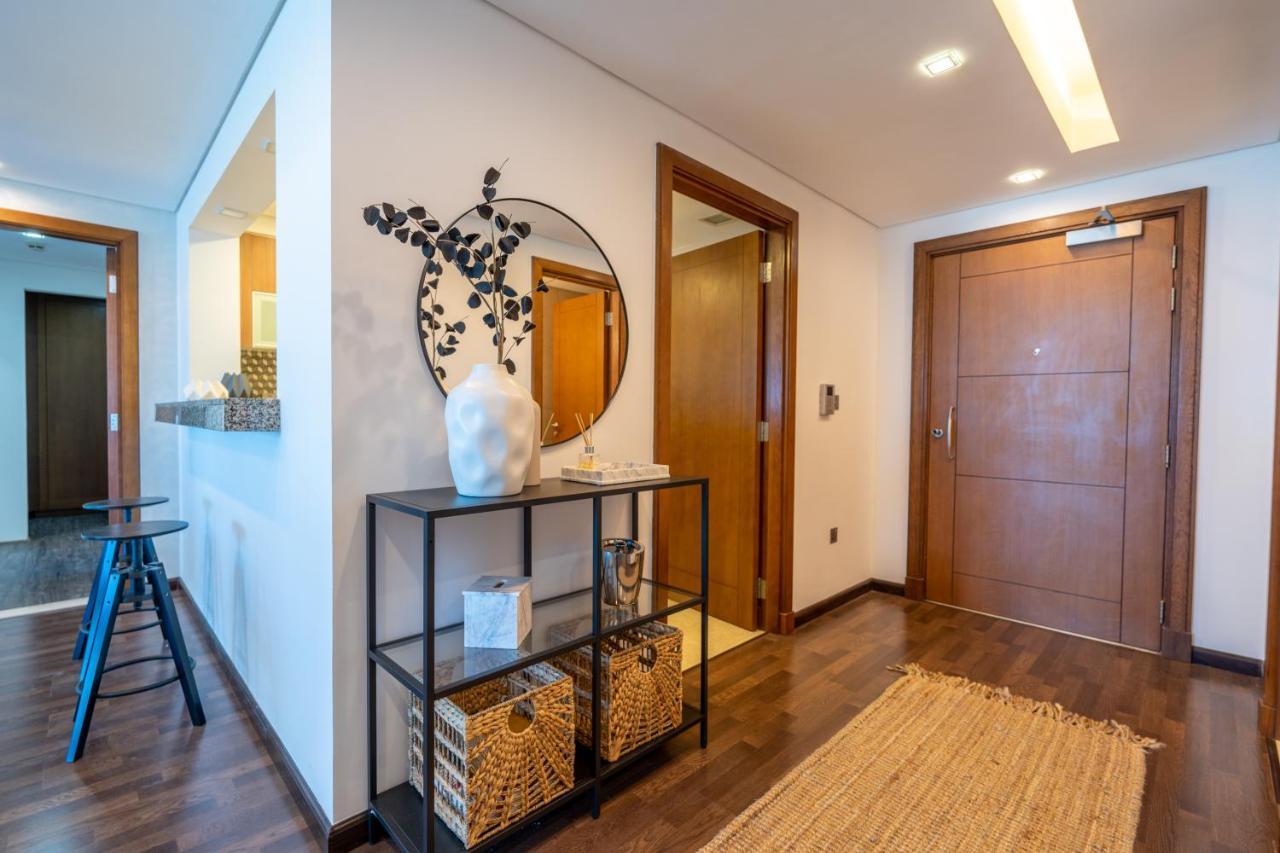 Elegant 2br Palm Jumeirah Apt With Pool Access Dubai
