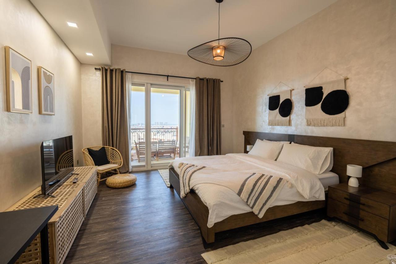 Elegant 2br Palm Jumeirah Apt With Pool Access Dubai