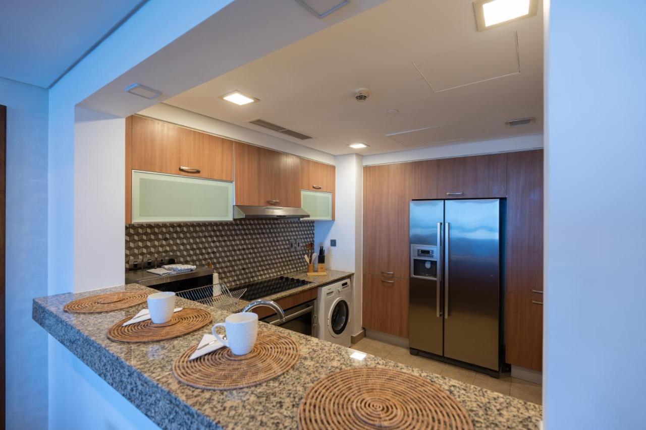 Elegant 2br Palm Jumeirah Apt With Pool Access Dubai