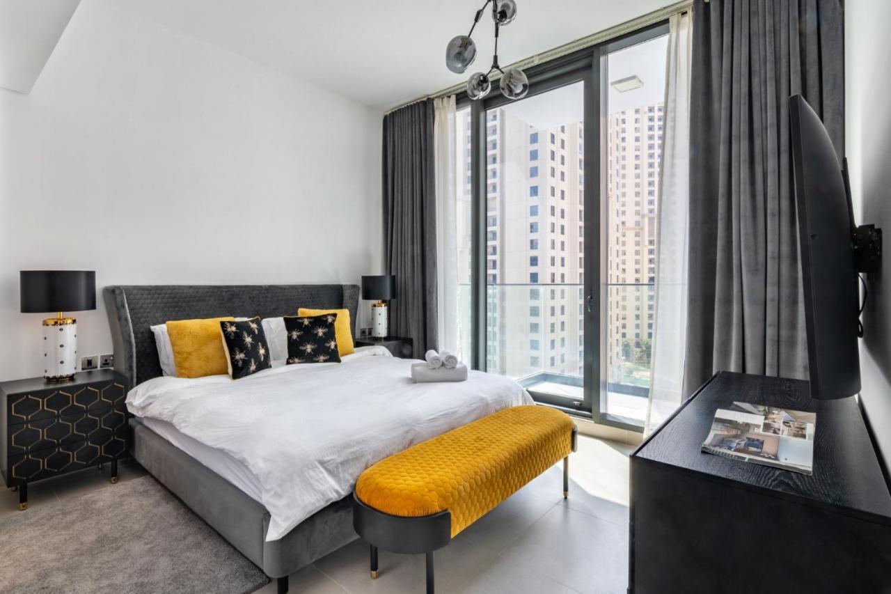 Vivid 2-bedroom Marina View Apartment Dubai