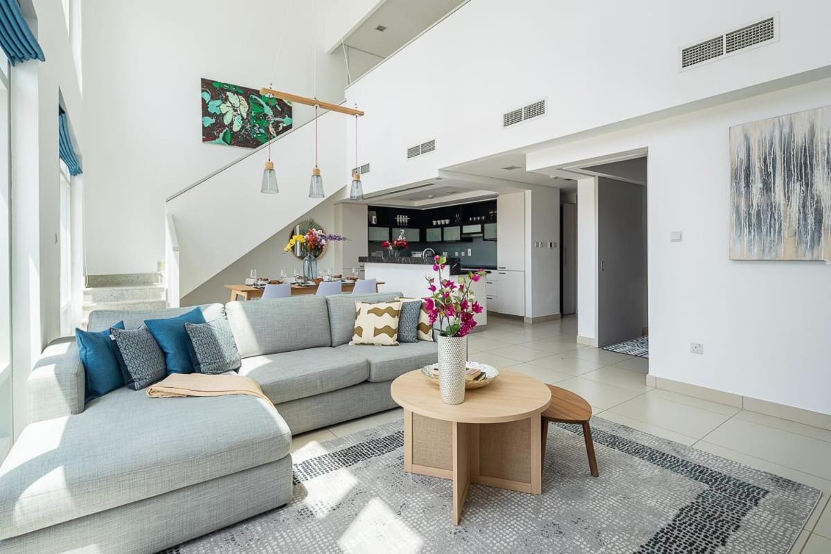 Frank Porter - The Lofts * Dubai