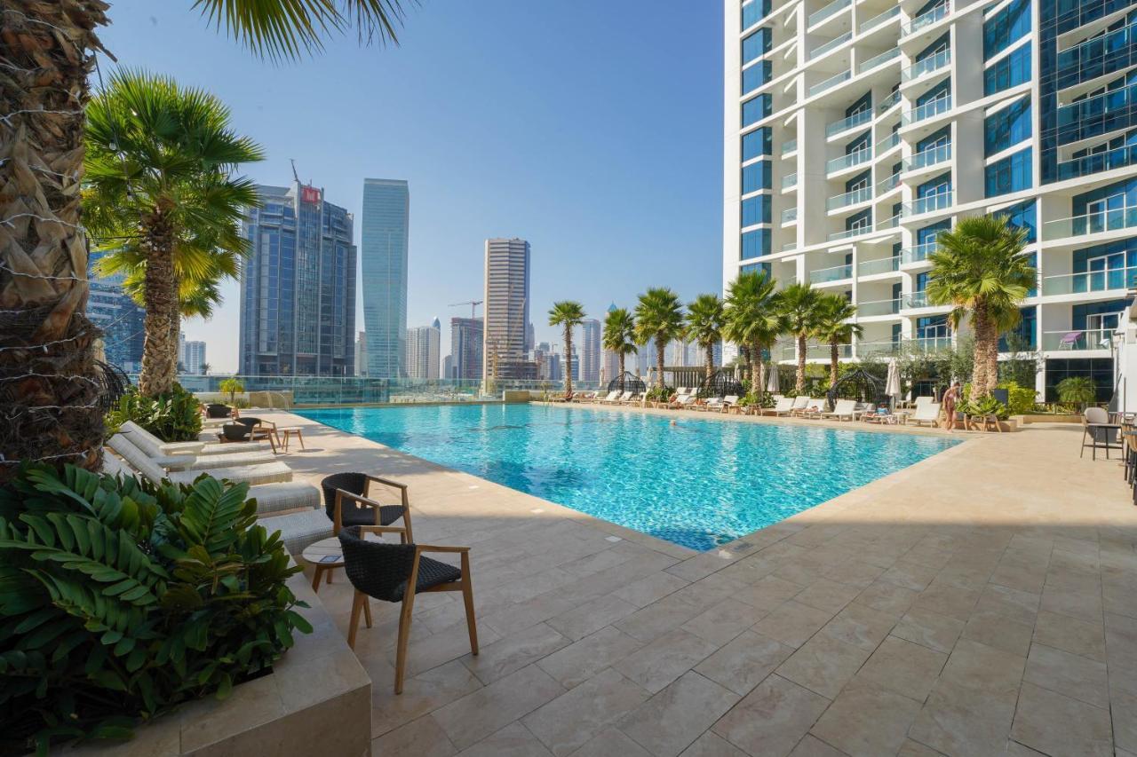 Apartment Aliving Stylish With Partial Burj & Canal Views- Prive , Business Bay 713 *