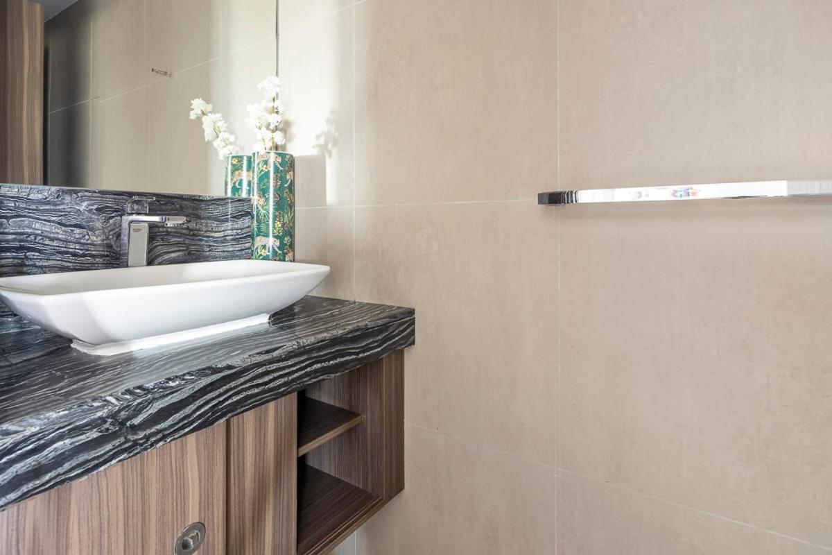 Frank Porter - The Onyx Tower 2 Apartamento