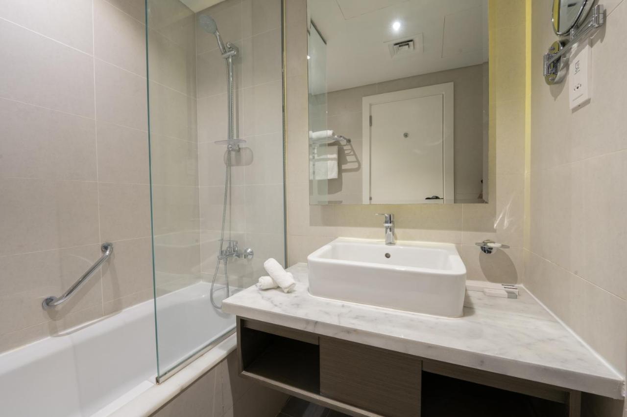 Aliving Stylish With Partial Burj & Canal Views- Prive , Business Bay 713 Dubai