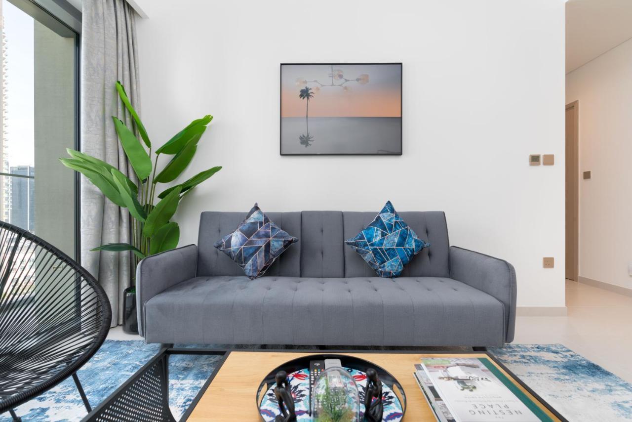 Ultimate / 5 Min Walk From Mall / Brand New / Downtown Daire
