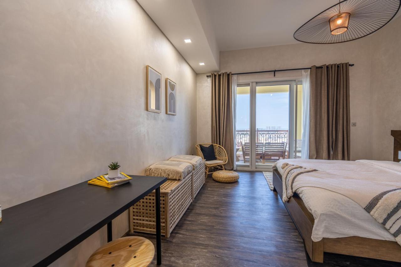 Elegant 2br Palm Jumeirah Apt With Pool Access Dubai