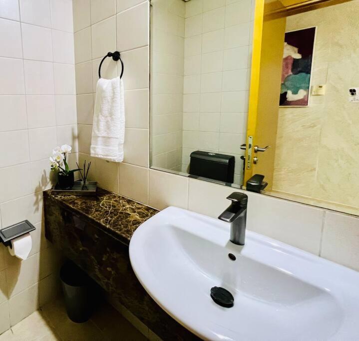 New Luxury 1br Near Burj Khalifa