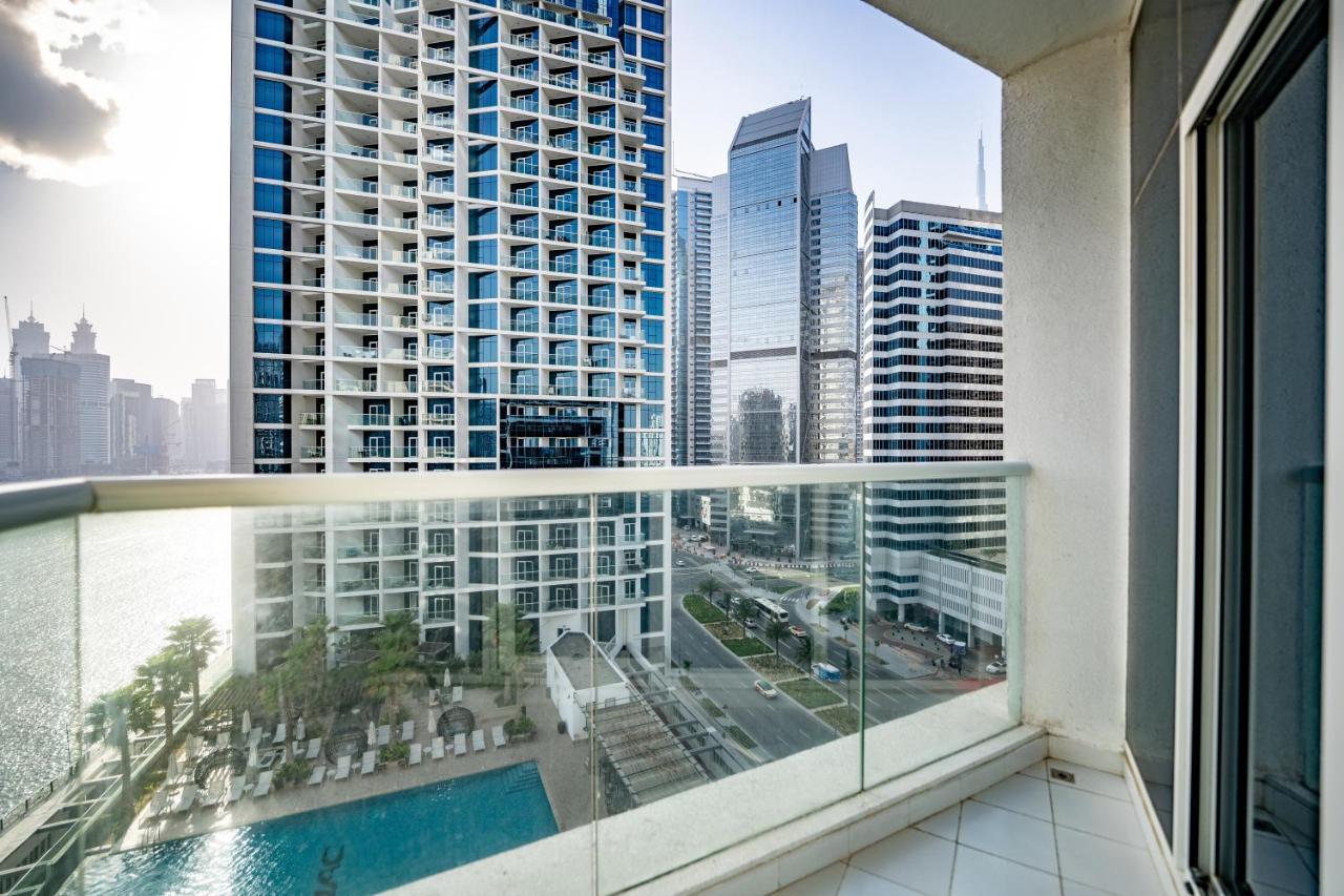 Apartment Aliving Stylish With Partial Burj & Canal Views- Prive , Business Bay 713 *