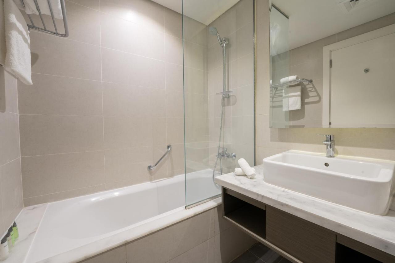 Aliving Stylish With Partial Burj & Canal Views- Prive , Business Bay 713 Apartment