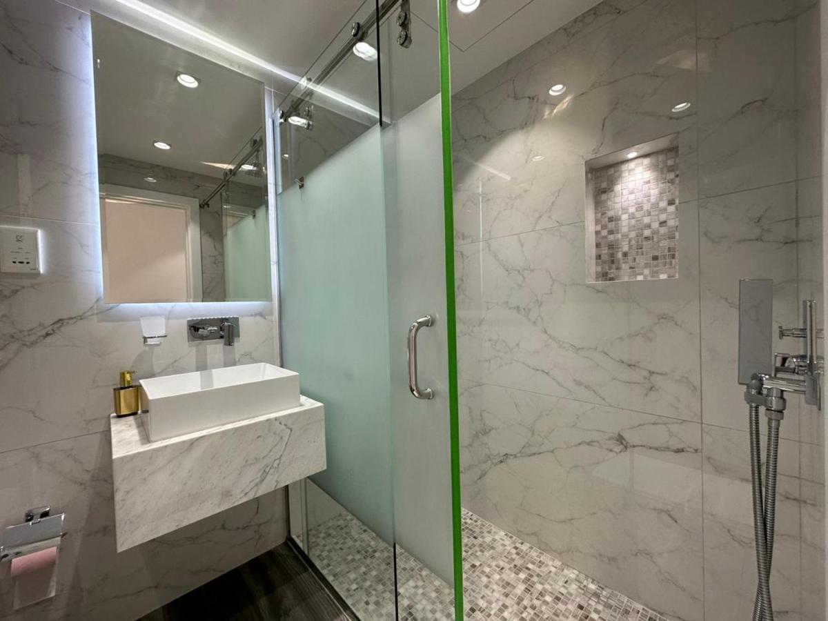 Stylish 2 Bedroom Service With Sea View Dubai