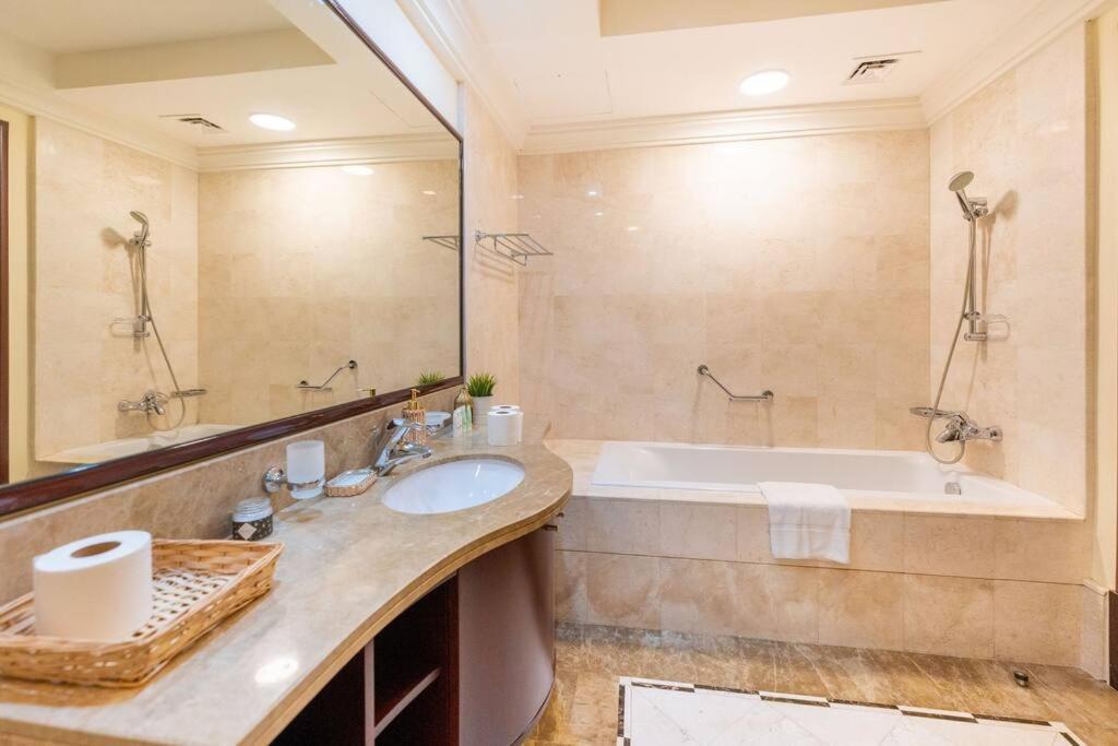 Daire Palm Jumeirah Spacious 1 Bed Private