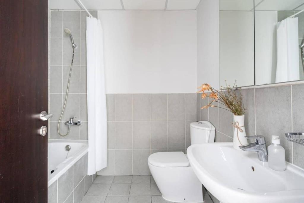 Contemporary 2br W/ Maid's At Jvc *
