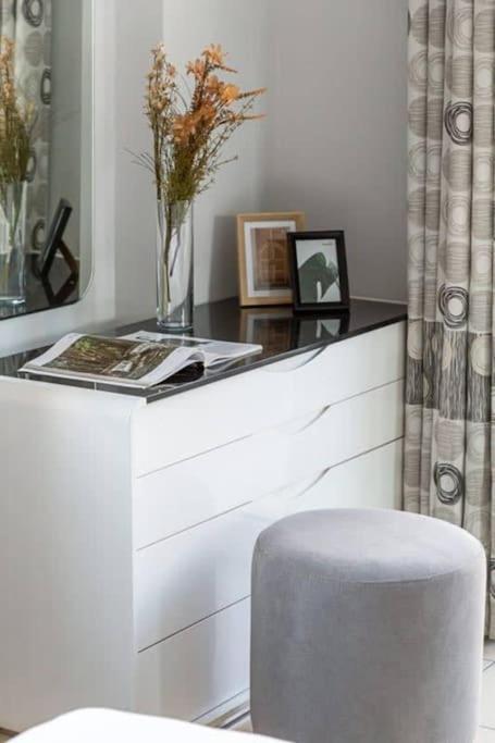 Contemporary 2br W/ Maid's At Jvc Apartamento