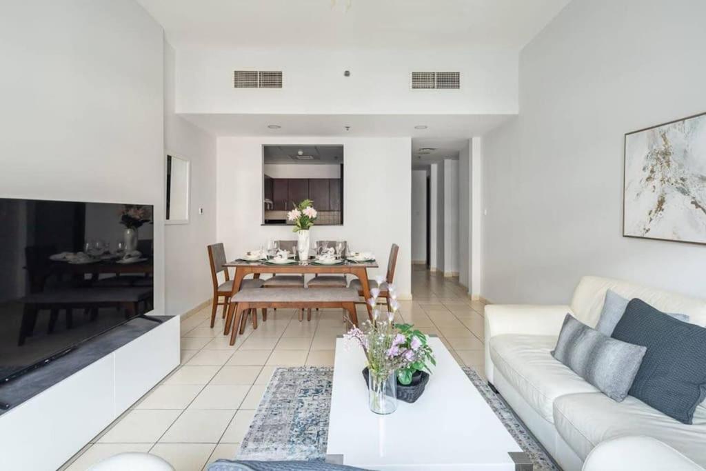 Apartamento Contemporary 2br W/ Maid's At Jvc Dubai