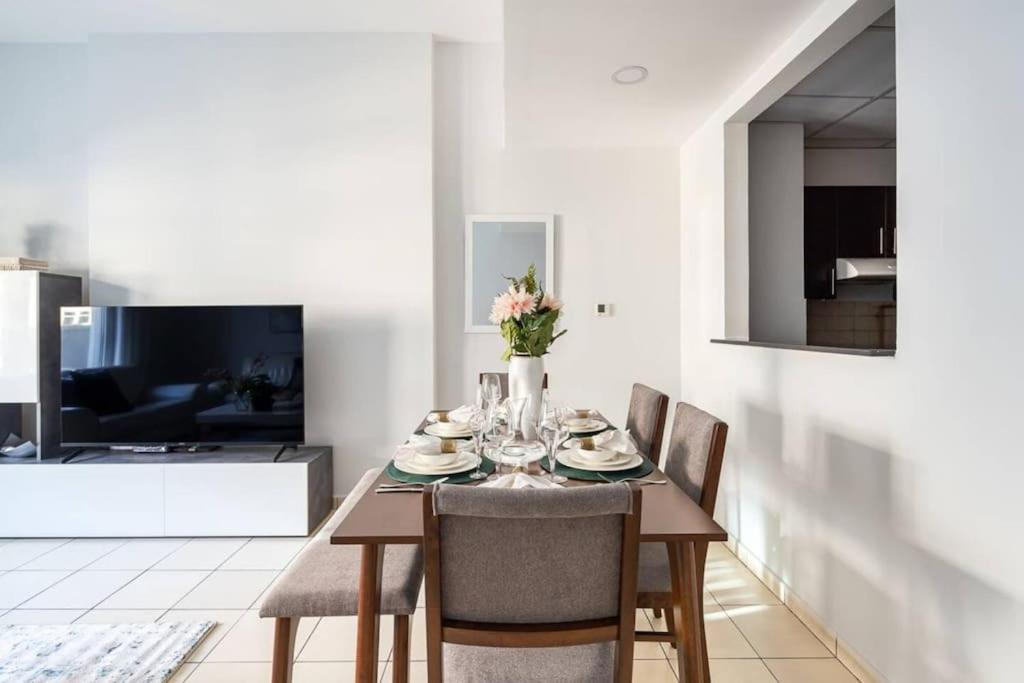 Contemporary 2br W/ Maid's At Jvc *