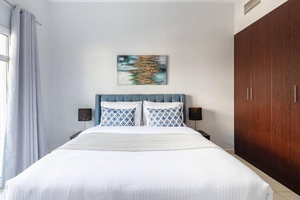 Contemporary 2br W/ Maid's At Jvc