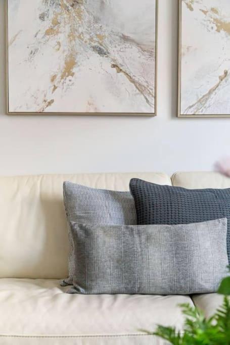 Contemporary 2br W/ Maid's At Jvc