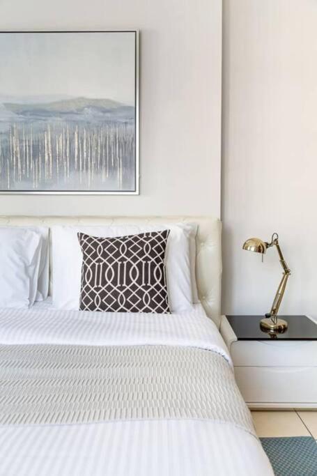 Apartamento Contemporary 2br W/ Maid's At Jvc Dubai
