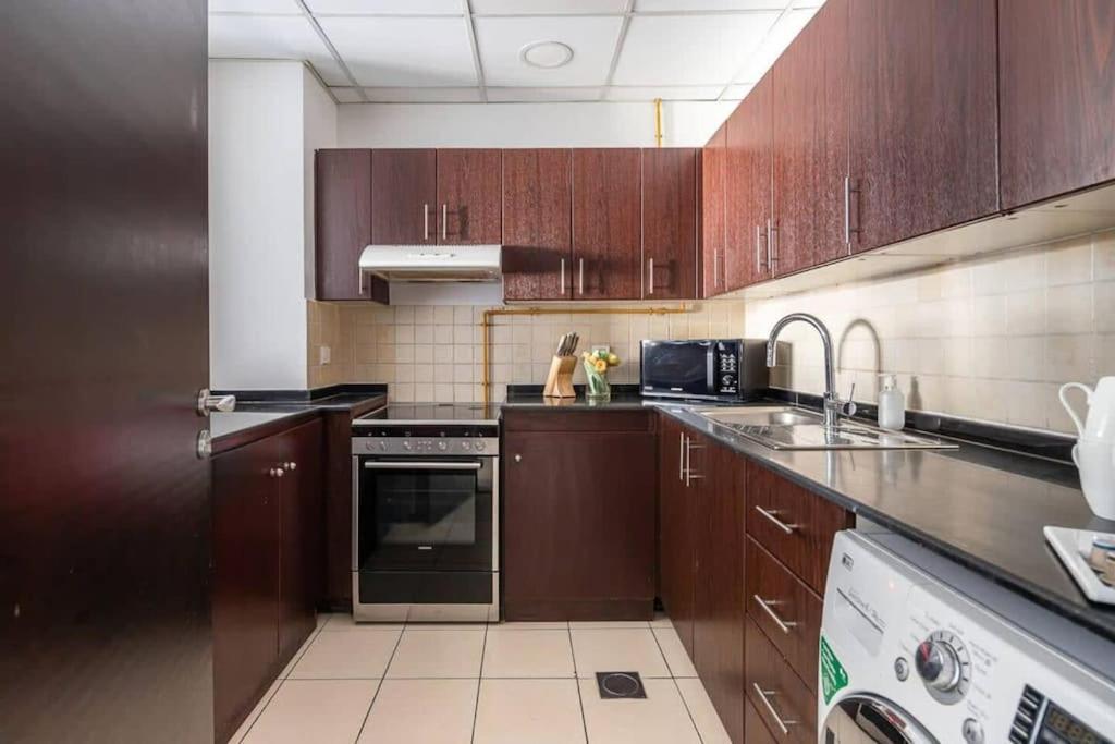 Contemporary 2br W/ Maid's At Jvc Apartamento *