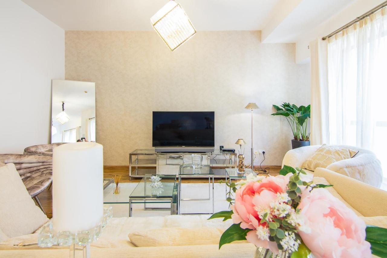 Huge 1br In Jbr Apartment