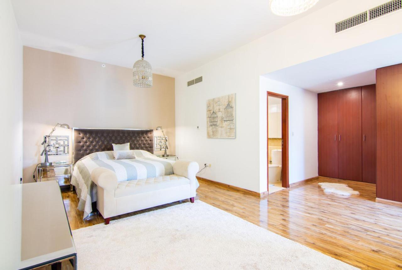 Huge 1br In Jbr Apartment