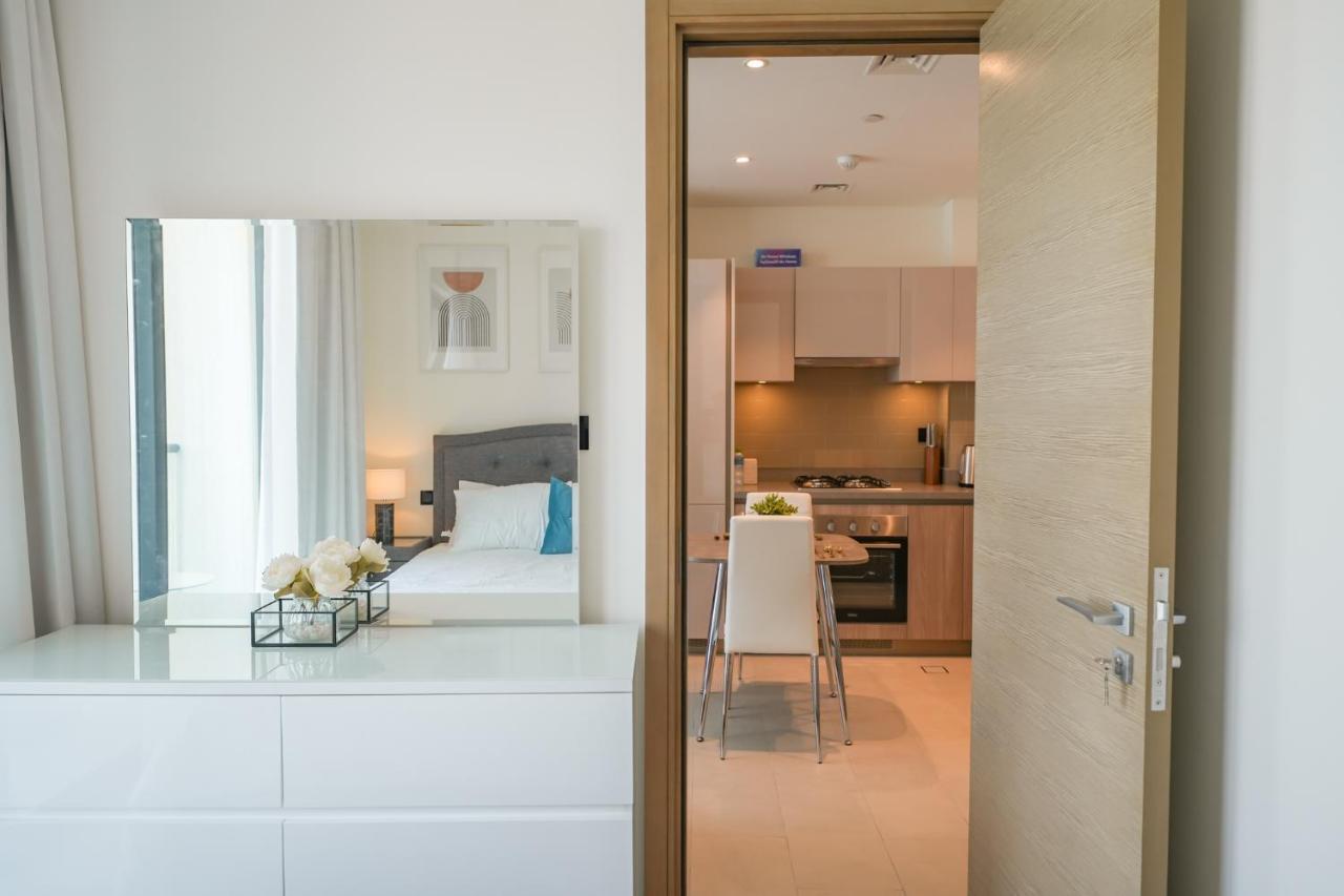 Bright With Panoramic Cityscape Views Apartment