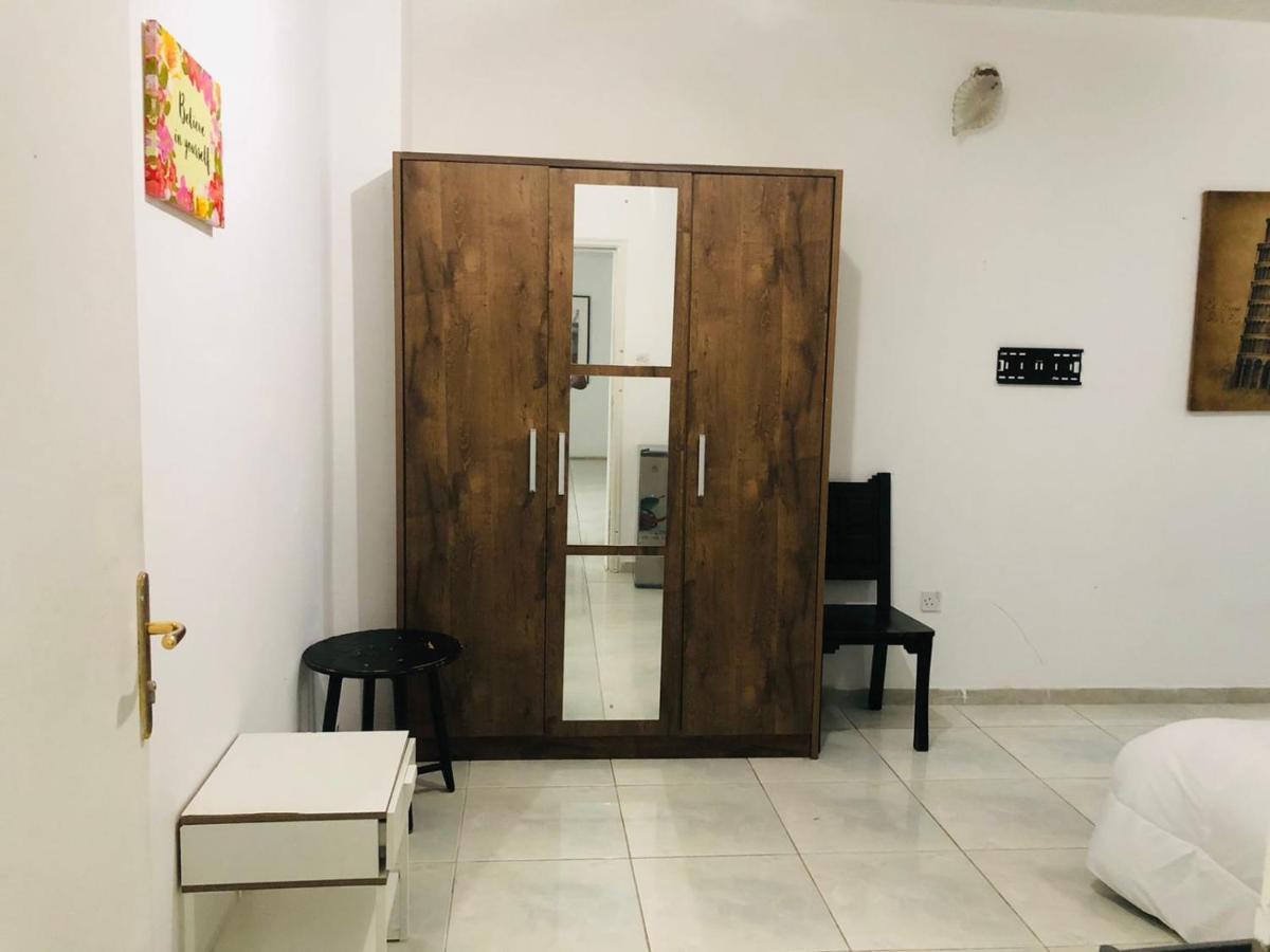 Homestay Relaxing Private In Compound Housing Near Burj Alarab 124