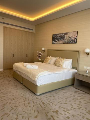 Reserve Now Stylish Studio4 In Palm Tower Sky Pool Views Apartment
