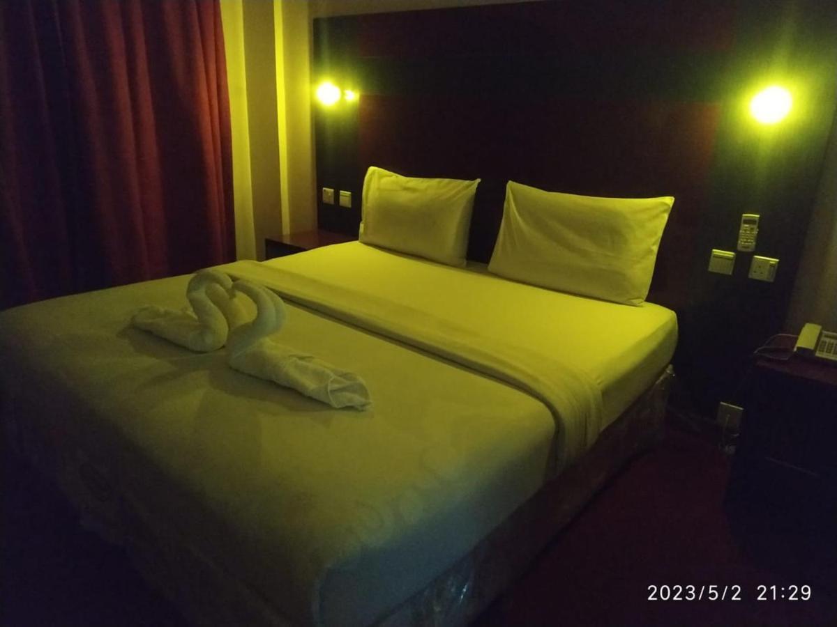 Tehran Hotel *