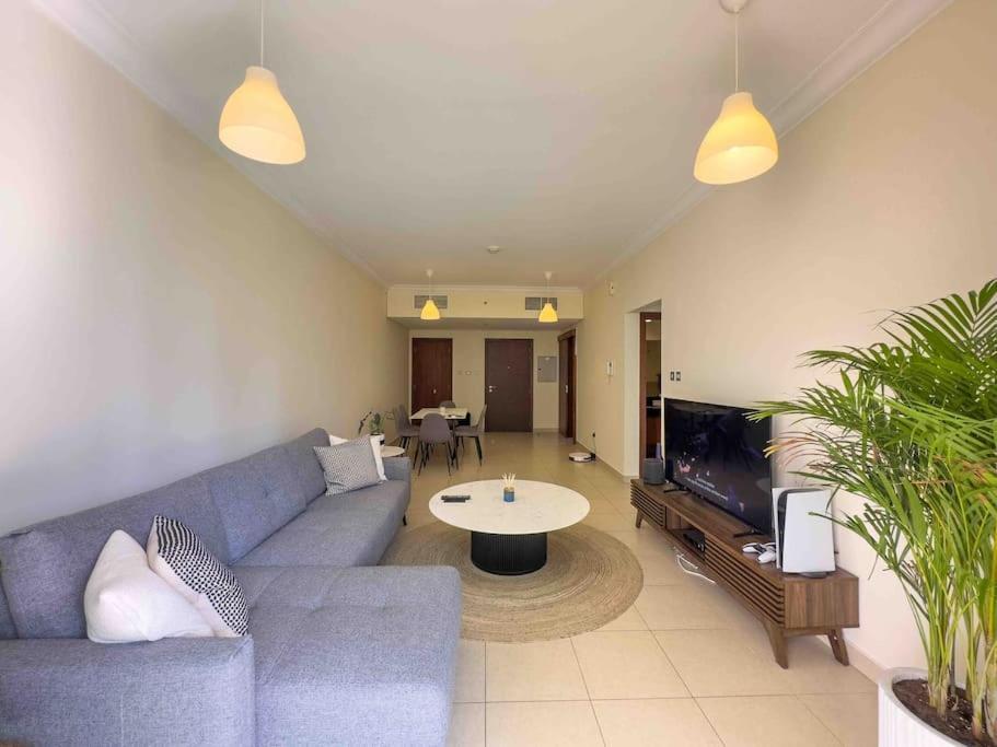 Spacious Place Near Mall, Fountains & Burj Khalifa Apartamento Dubai
