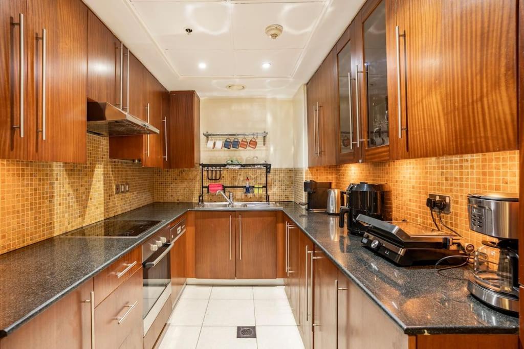 Spacious Place Near Mall, Fountains & Burj Khalifa Apartamento *