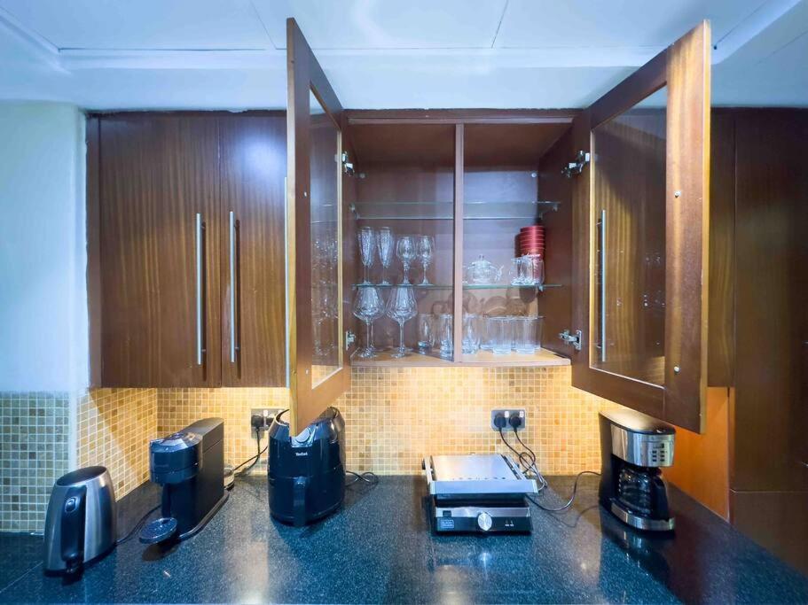Spacious Place Near Mall, Fountains & Burj Khalifa * Dubai