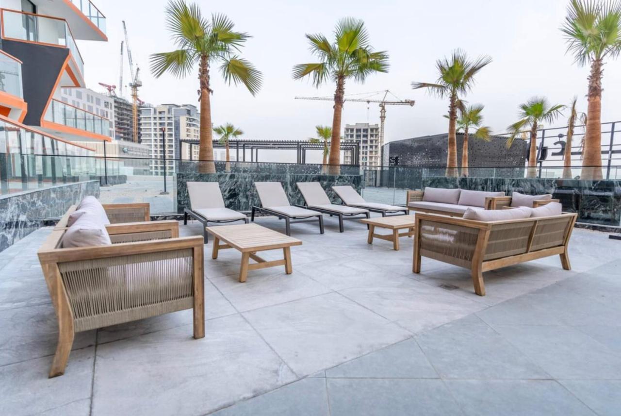 With Skyline View Pool & Gym Access Apartment Dubai