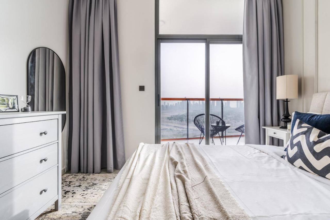 With Skyline View Pool & Gym Access *
