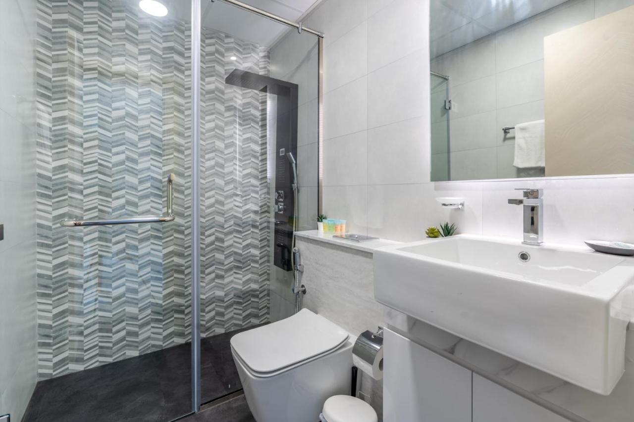 With Skyline View Pool & Gym Access Apartment *