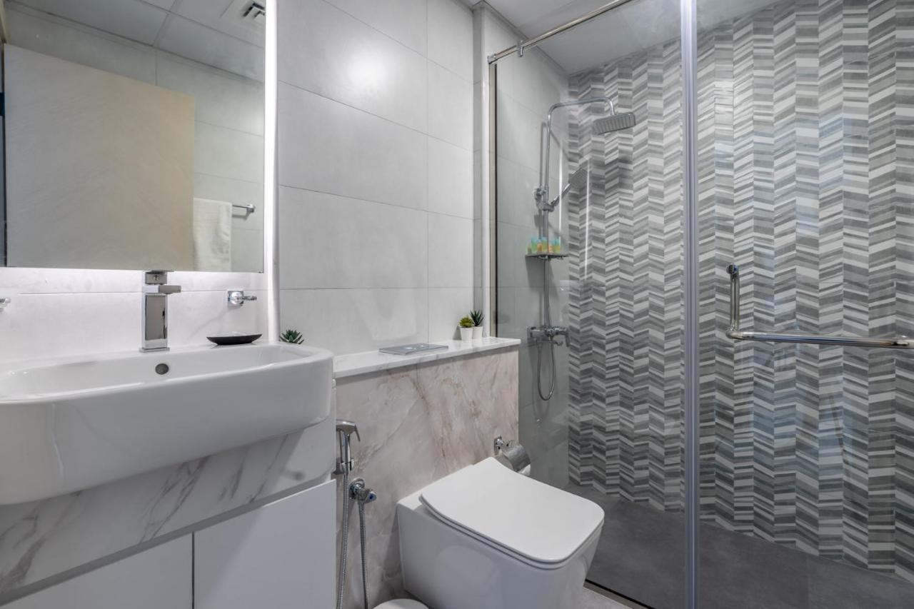 Apartment With Skyline View Pool & Gym Access Dubai