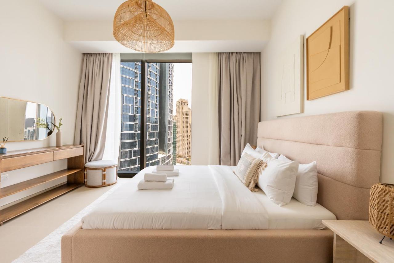 Marina Eye View: Luxury Dubai