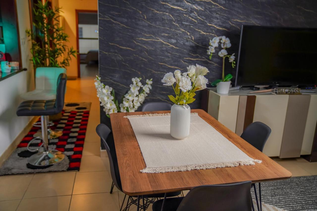 The Journey - Infront Of Tram-metro, Access To Beach, Pool & Gym - Enjoy Our Seaview - Coworking Space - Resident Housekeeping - Inhouse Food Menu - All At Jumierah Beach Residence, Marina Hostel