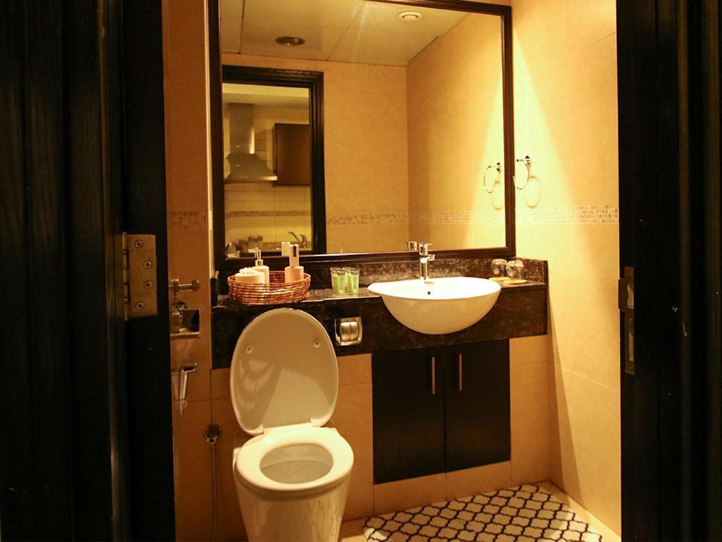 New Age - Cozy In Goldcrest Views 2, Jlt *