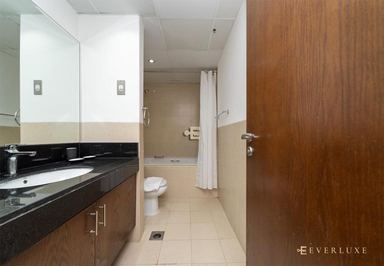 Everluxe Stylish In Downtown Apartment
