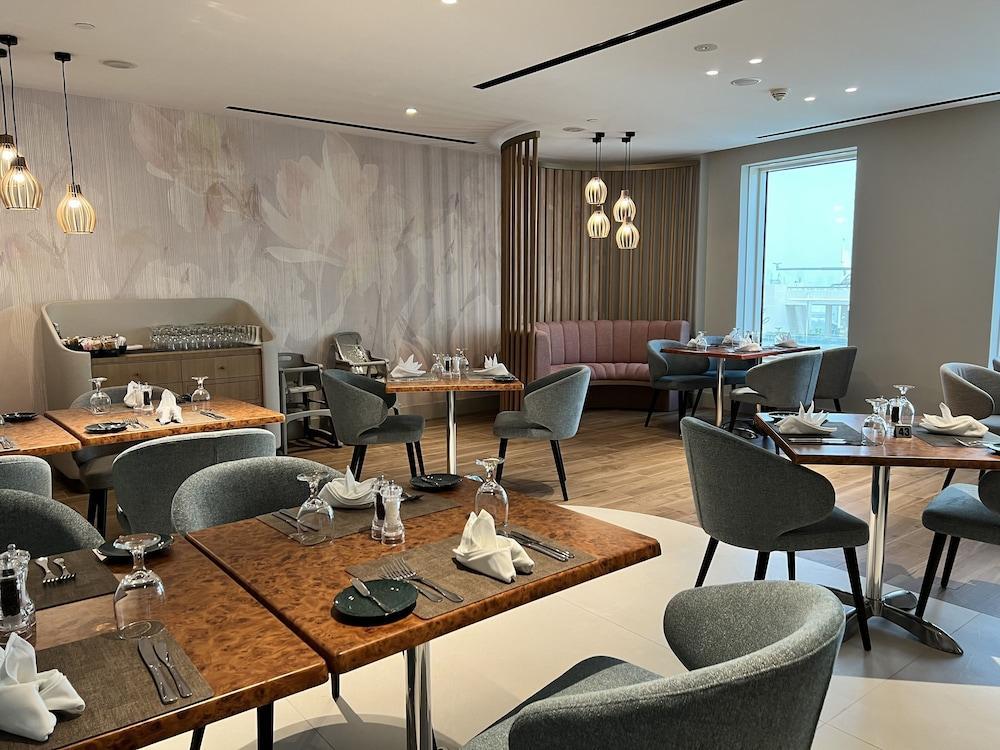 By Marriott Sheikh Zayed Road, Hotel 4*