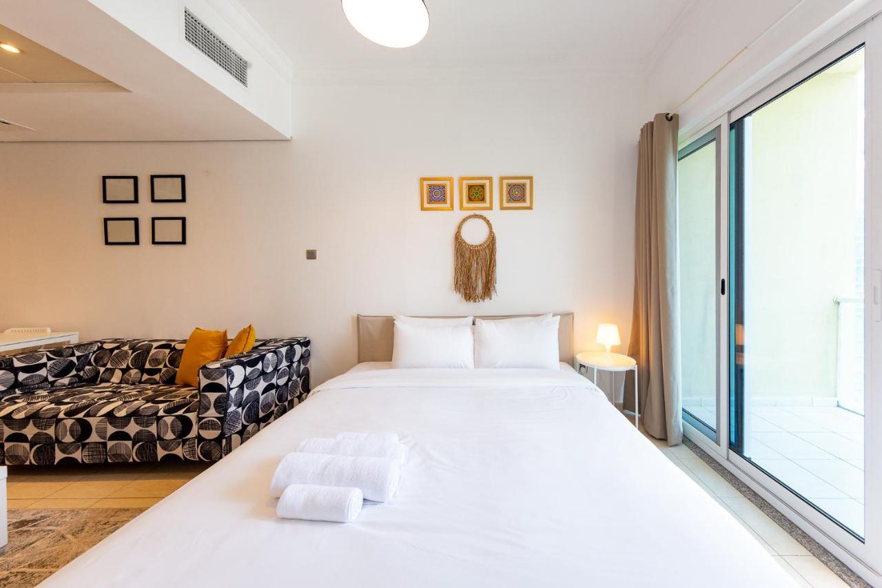 Spacious With Views - Jlt Apartment *