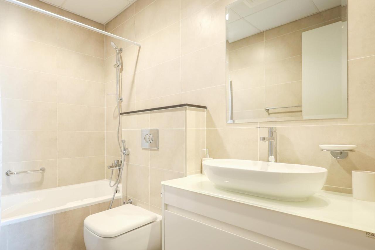 Apartment Elite Lux Homes - Serene Golf View Living 1 Bhk In Damac Hills