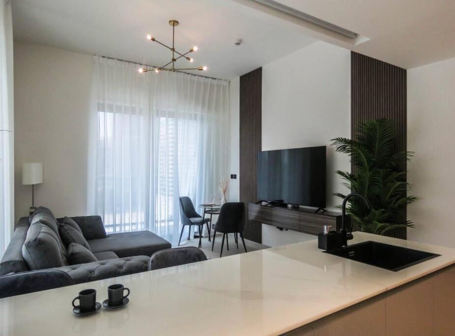 Daire Stylish 2 Bedroom In Binghatti, Business Bay Dubai