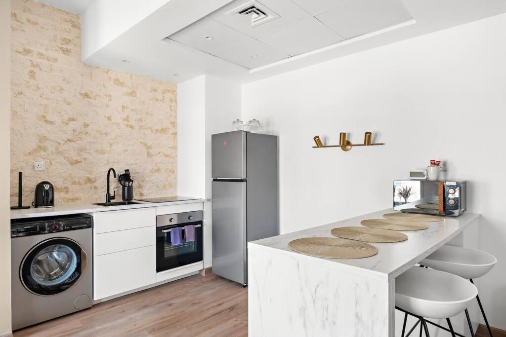 Chic Studio With A Bath Tub, Pool & Gym Near Golf Club Apartment Dubai